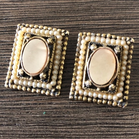 Vintage cream & gold clip on earrings - Picture 1 of 2